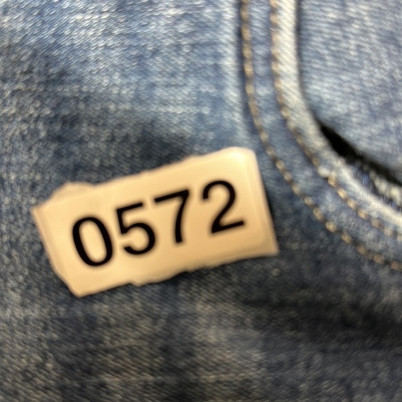 Levi Strauss  size 16 regular w 28. L30 like new  has adjustable waist - Picture 5 of 5